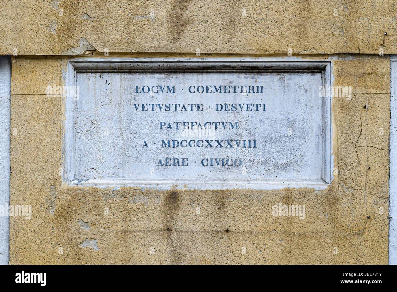 Lateinische Inschrift, die besagt: „Ort eines ehemaligen Friedhofs, 1838 vom bürgerrat eingeweiht“, an einer Mauer in Campiello Novo dei Morti, Venedig Stockfoto