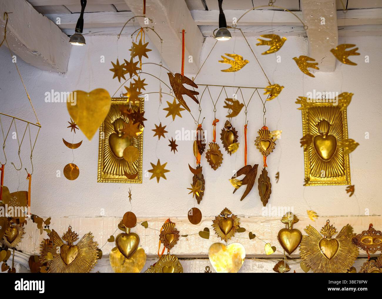 Ein Laden, in dem andalusisches Kunsthandwerk verkauft wird Stockfoto Ein Laden, in dem andalusisches Kunsthandwerk verkauft wird Stockfoto