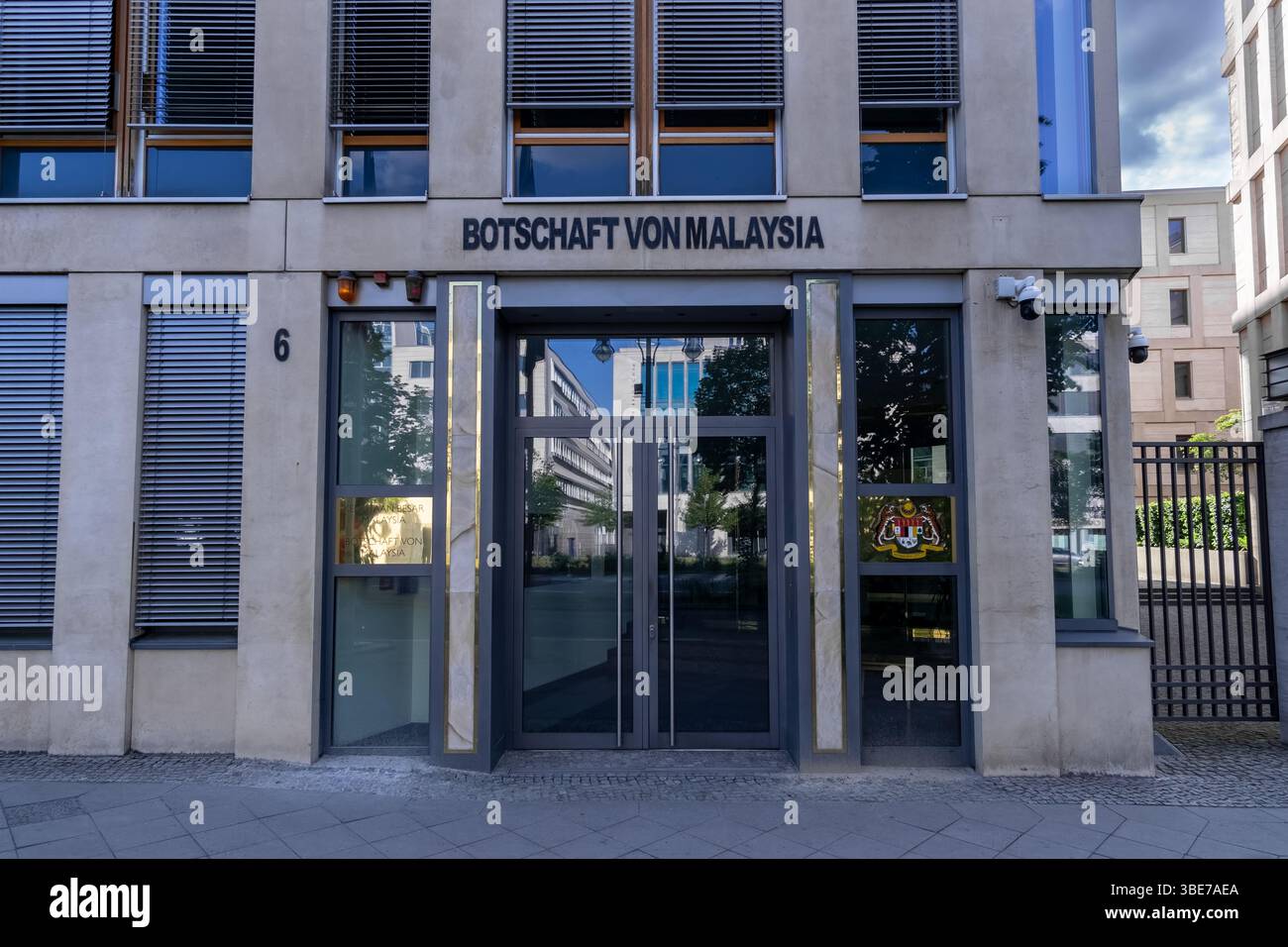 Vorderansicht der malaysischen Botschaft in Berlins Diplomatenviertel mit Beschilderung, Flagge und sicherem Eingang. Stockfoto