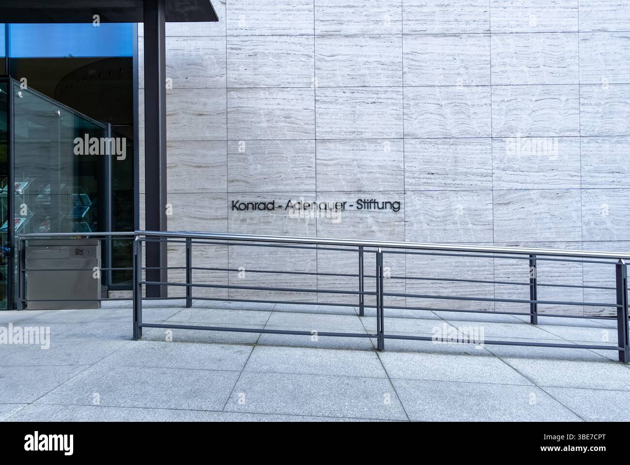 Fassadeninschrift der Konrad-Adenauer-Stiftung in Berlin. Stockfoto