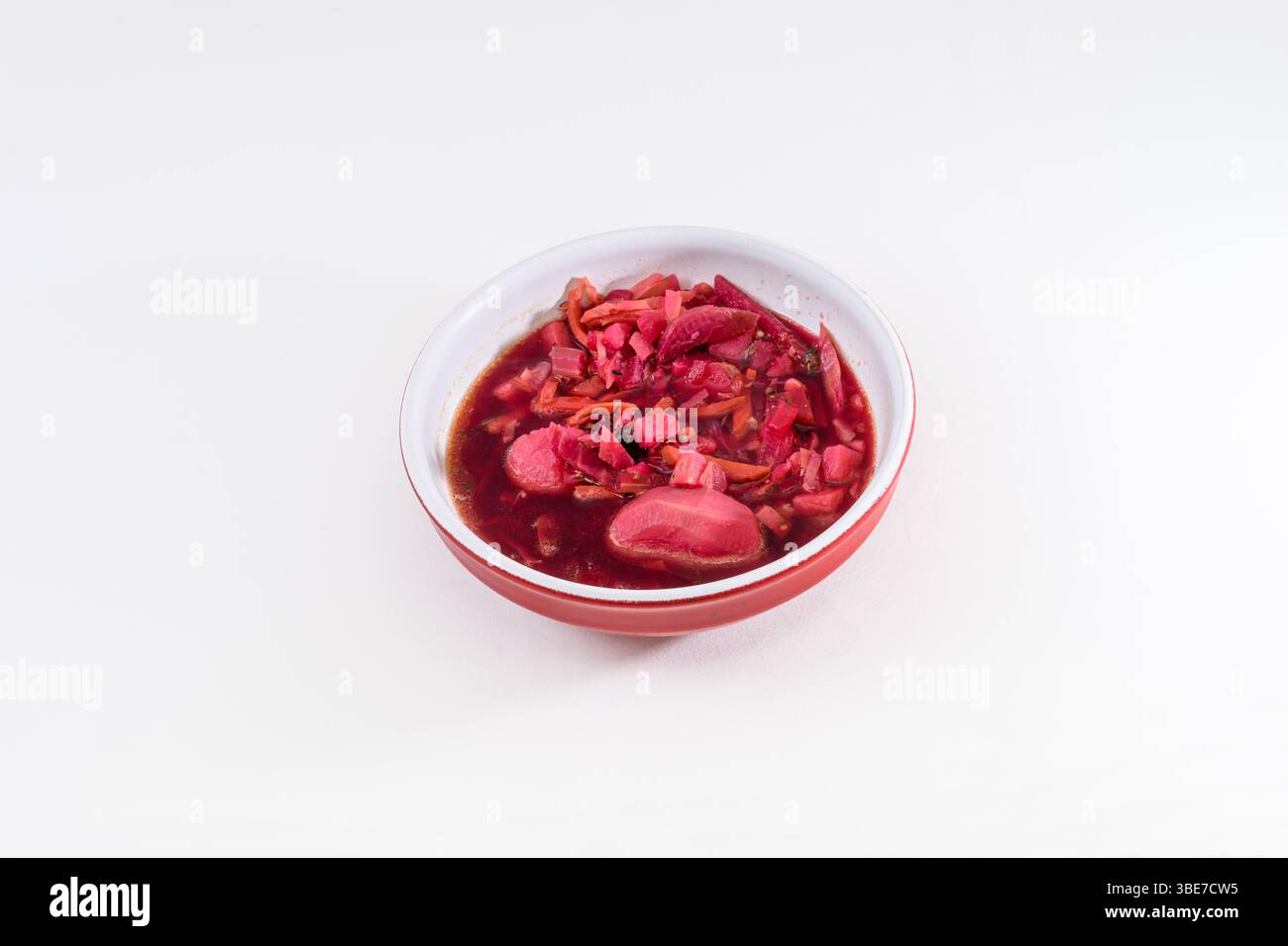 Schüssel ukrainischer Speisenborsch auf weißem Hintergrund Stockfoto