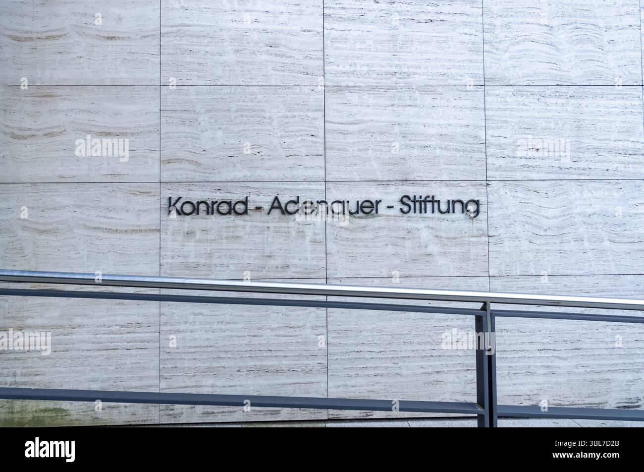 Fassadeninschrift der Konrad-Adenauer-Stiftung in Berlin. Stockfoto