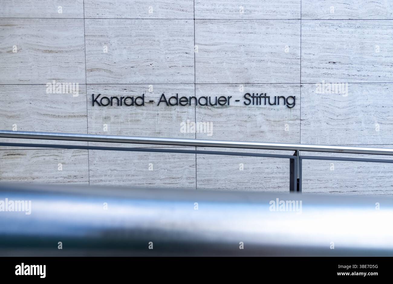 Fassadeninschrift der Konrad-Adenauer-Stiftung in Berlin. Stockfoto