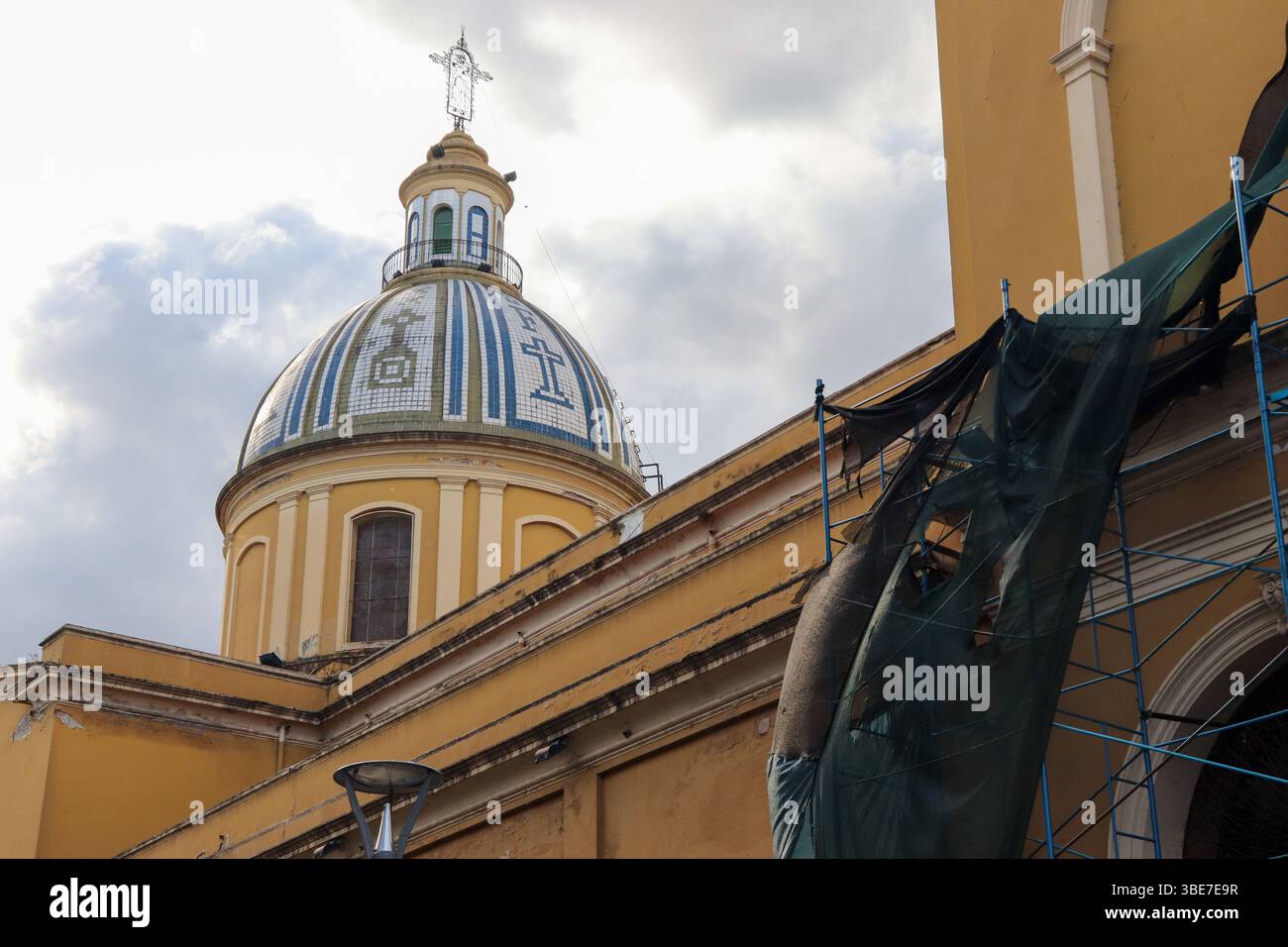 Blick auf die Kuppel des historischen Klosters Santo Domingo in San Miguel de Tucuman, Argentinien, mit dem Gerüst der aktuellen Restaurierung. A s Stockfoto