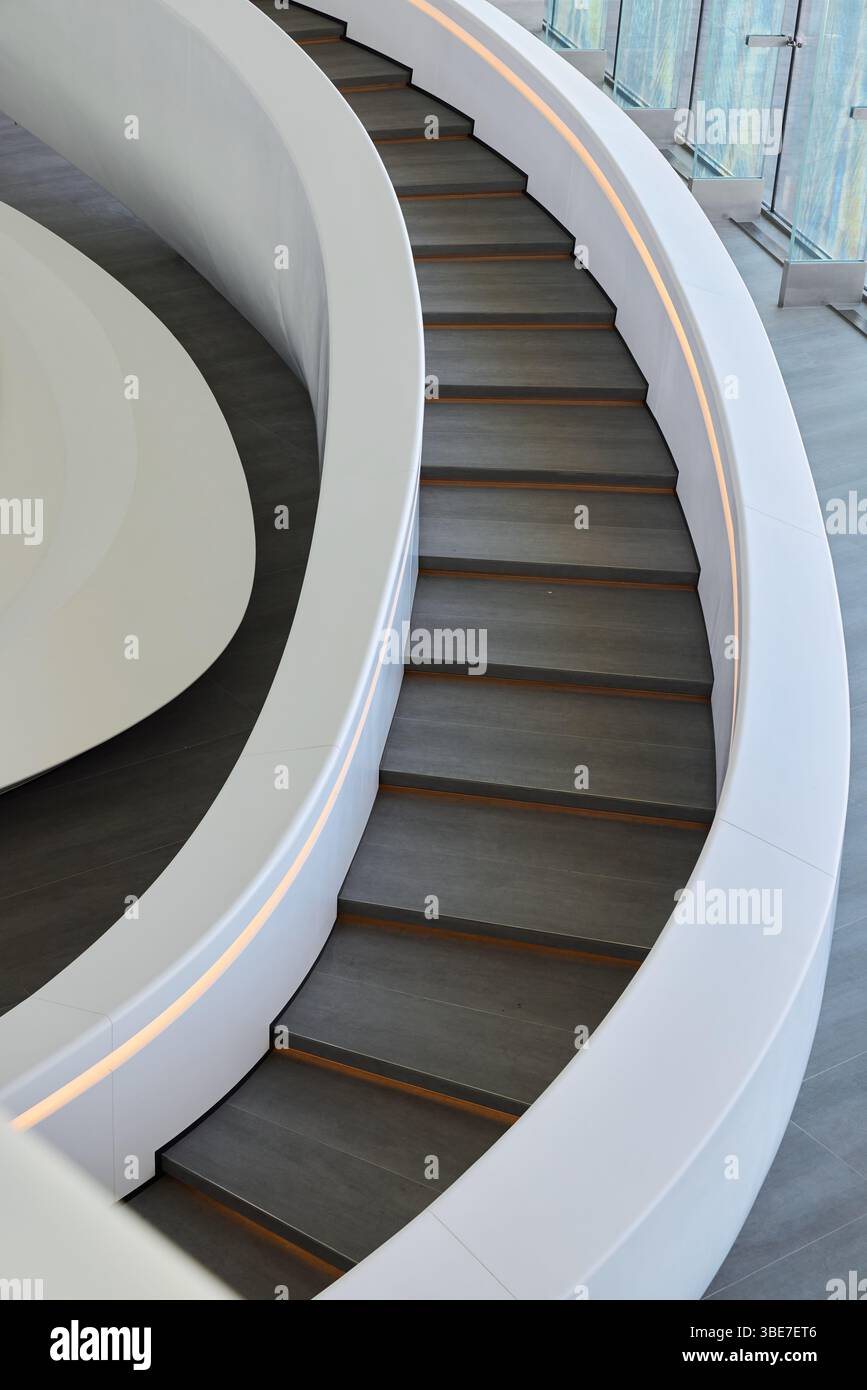 Die elegante Wendeltreppe zeigt Schönheit und Kreativität in moderner Architektur Stockfoto