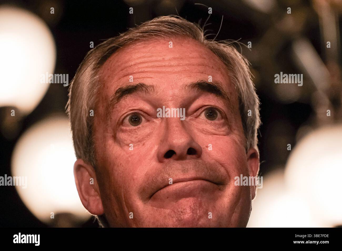Nigel Farage hält während einer Pressekonferenz eine Rede und beantwortet Fragen von Pressevertretern, in der er die neue Reform UK-Politik umreißt. Stockfoto