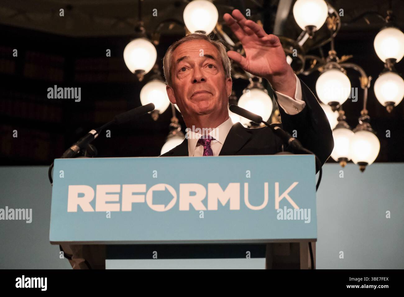 Nigel Farage hält während einer Pressekonferenz eine Rede und beantwortet Fragen von Pressevertretern, in der er die neue Reform UK-Politik umreißt. Stockfoto