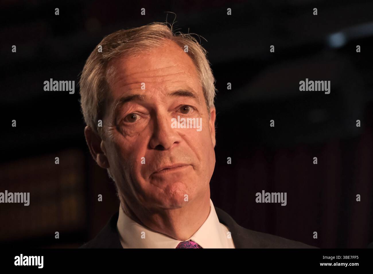 Nigel Farage hält während einer Pressekonferenz eine Rede und beantwortet Fragen von Pressevertretern, in der er die neue Reform UK-Politik umreißt. Stockfoto