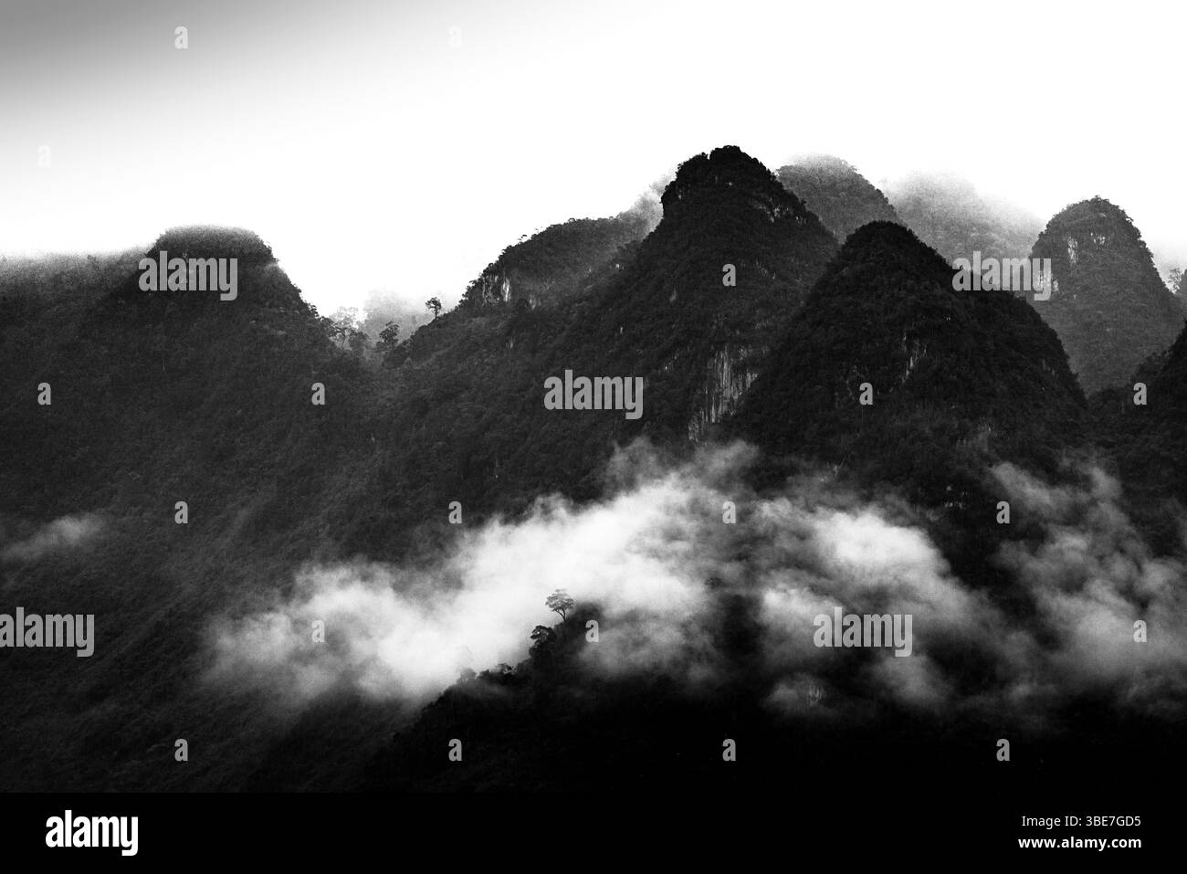 Hügelige Hügel und Berge in Ha Giang schaffen eine majestätische und beeindruckende Landschaft. Die Gebirgszüge folgen einander und erscheinen deutlich durch Stockfoto