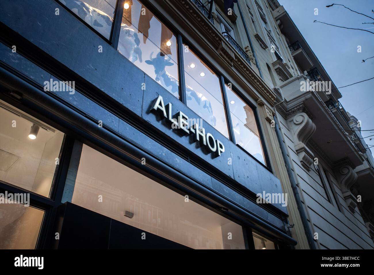 VALENCIA, SPANIEN - 15. APRIL 2025: ALE-HOP Souvenirladen auf der Gran Via von Valencia. ALE Hop ist eine spanische Kette von Neuheiten und Varieté-Geschäften. Stockfoto