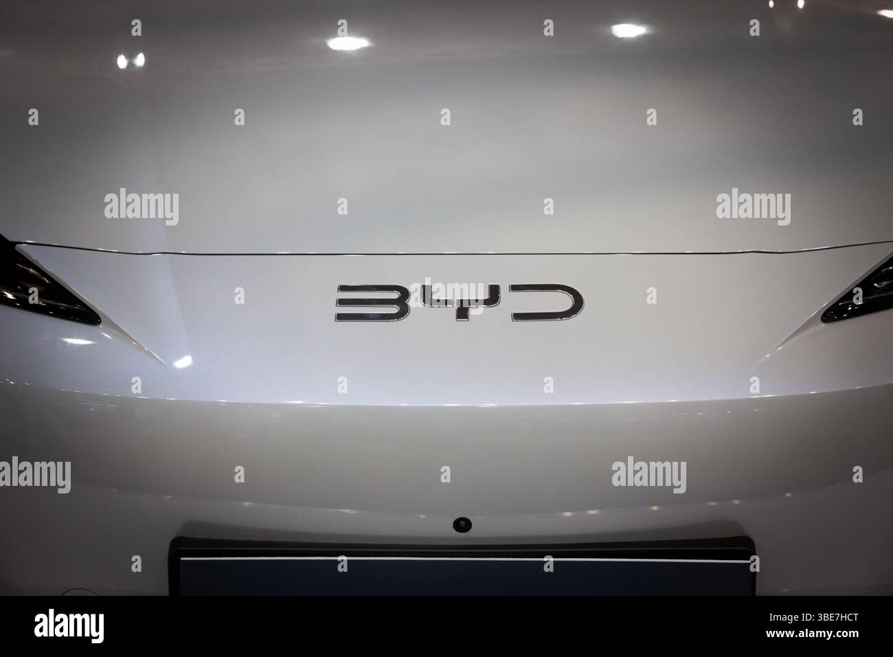 BELGRAD, SERBIEN - 15. MÄRZ 2025: BYD-Logo auf einem Elektroauto des Herstellers in belgrad. BYD ist ein chinesischer Automobilhersteller, der auf Elektroautos spezialisiert ist Stockfoto