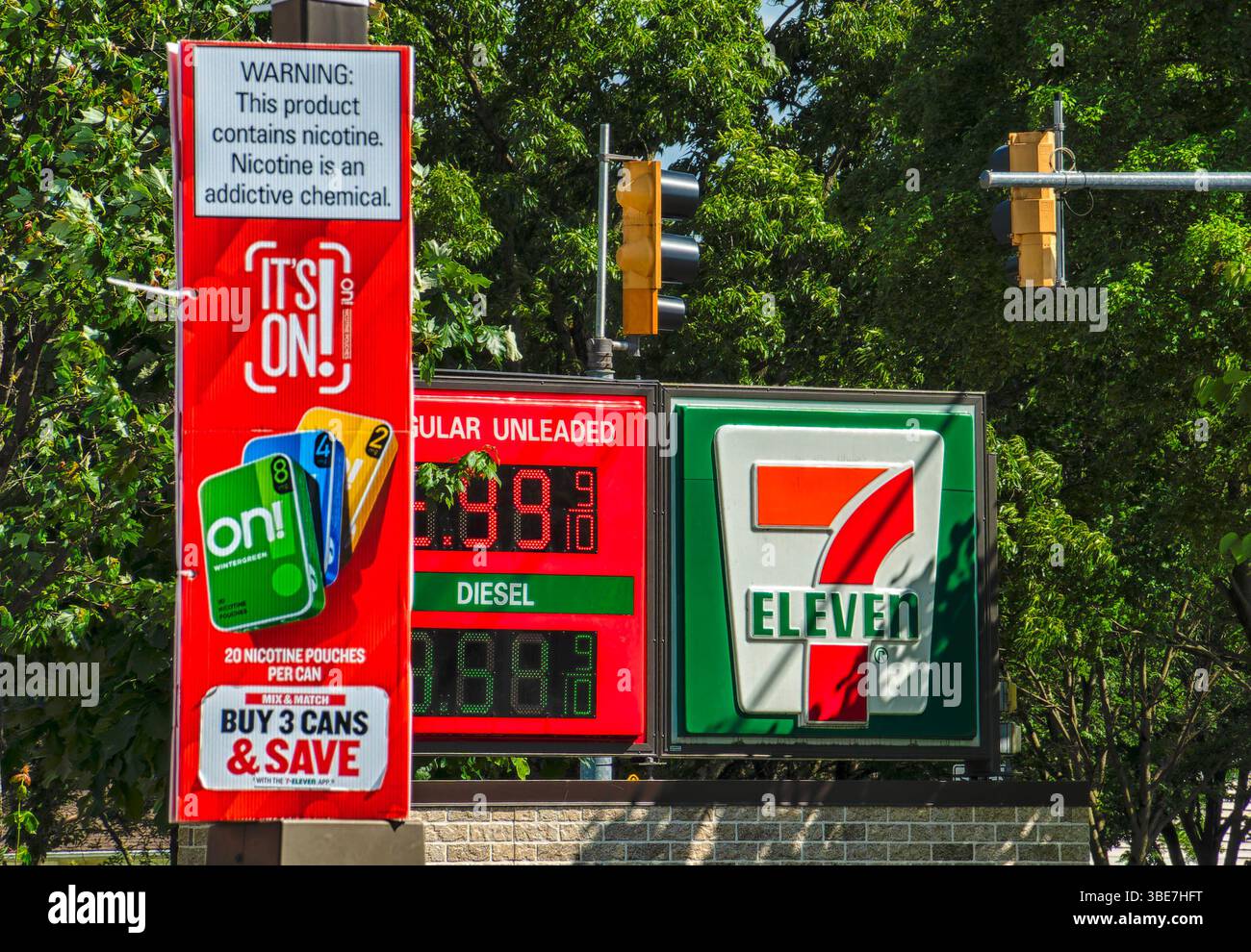 Schilder vor einer Tankstelle am Straßenrand Stockfoto