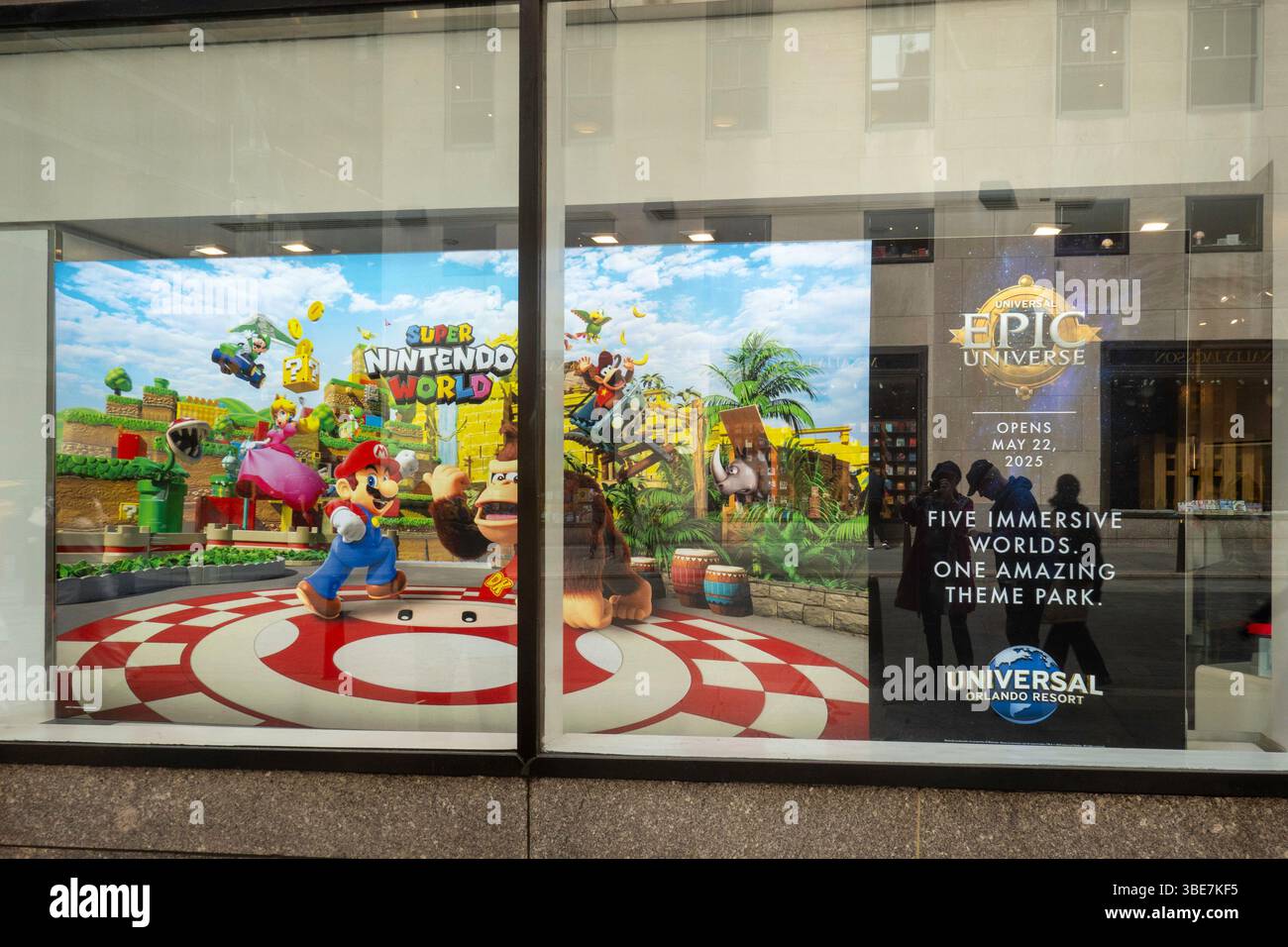 Der Nintendo New York Store im Rockefeller Center ist ein beliebtes Reiseziel für alle Altersgruppen, 2025 in New York City, USA Stockfoto