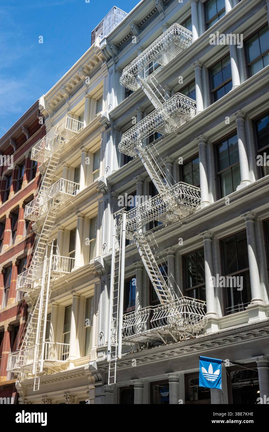Der historische Stadtteil Soho beherbergt viele gusseiserne Fassadengebäude, 2025, New York City, USA Stockfoto