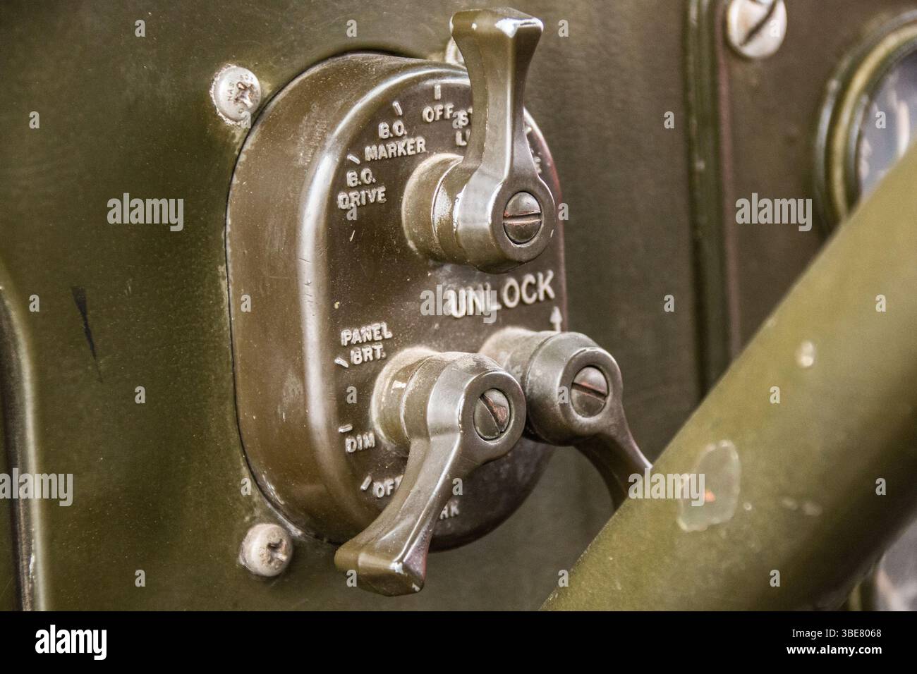 Ein Vintage-Scheinwerferschalter in einem klassischen Militär-Jeep. Stockfoto