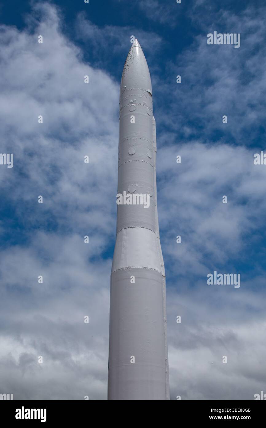Eine Minuteman-Rakete mit Wolken und blauem Himmel. Stockfoto