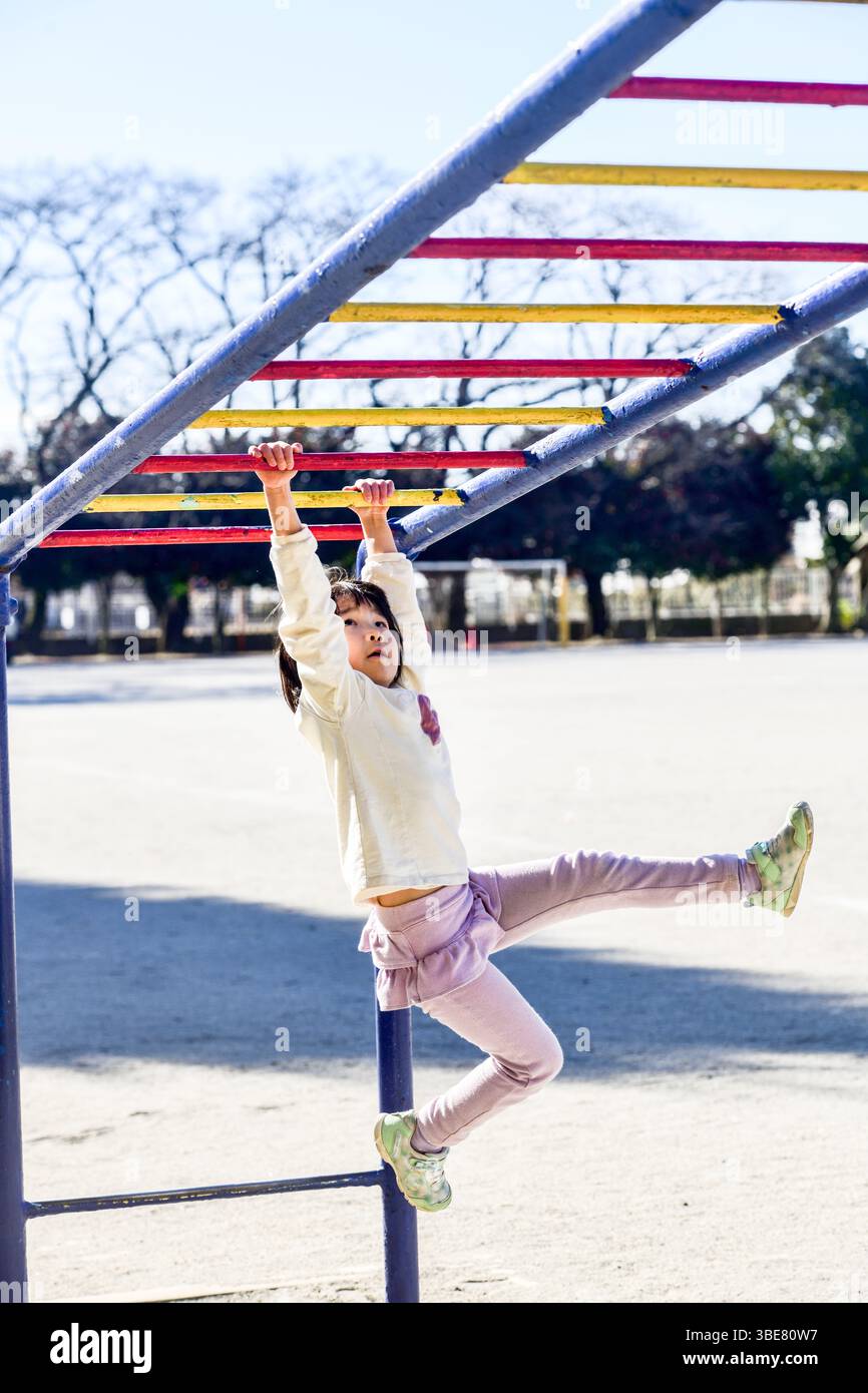 Kleinkind versucht die Wolkenleiter Stockfoto
