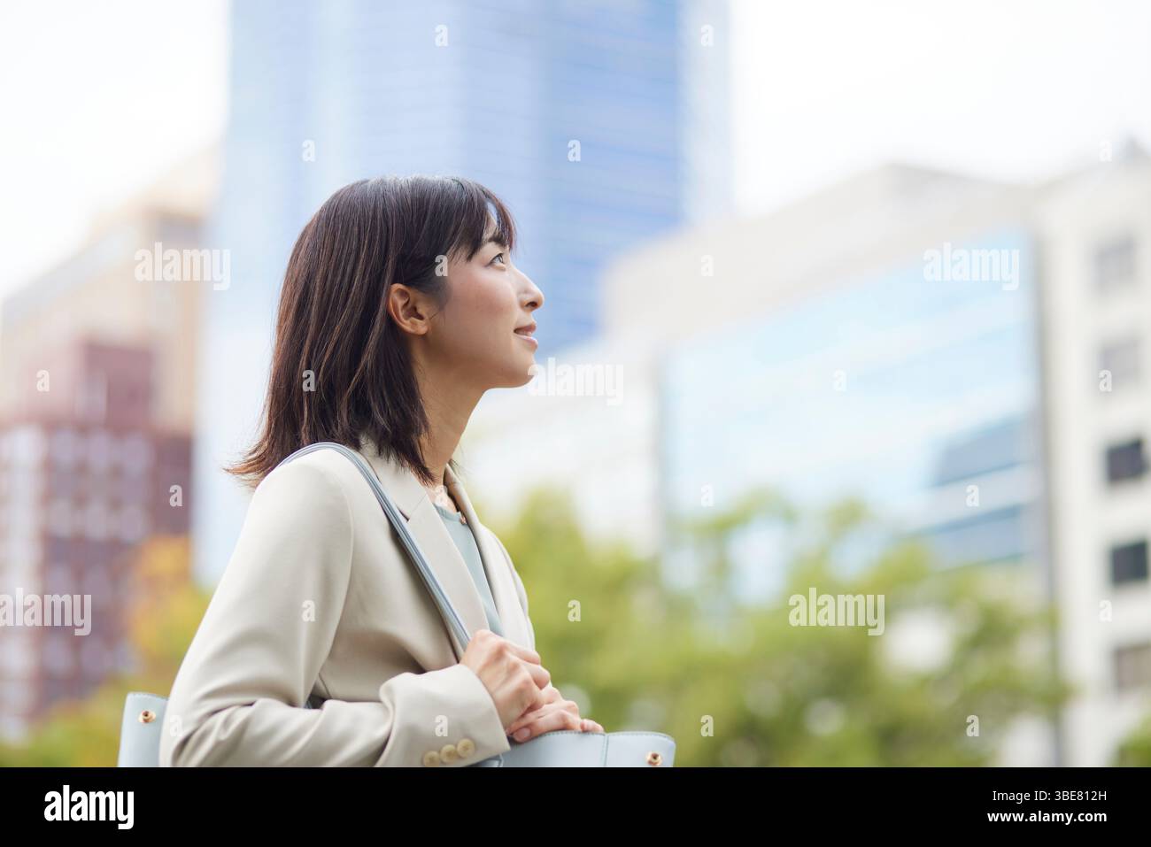 Japanische Geschäftsfrau im Anzug, die in einem Bürobezirk arbeitet Stockfoto