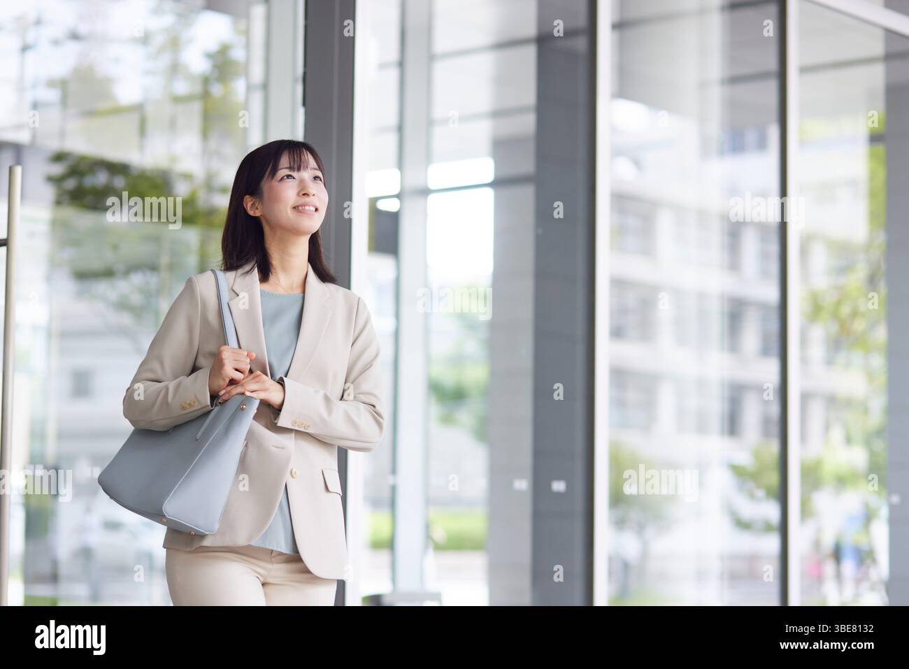 Japanische Geschäftsfrau verlässt das Büro Stockfoto
