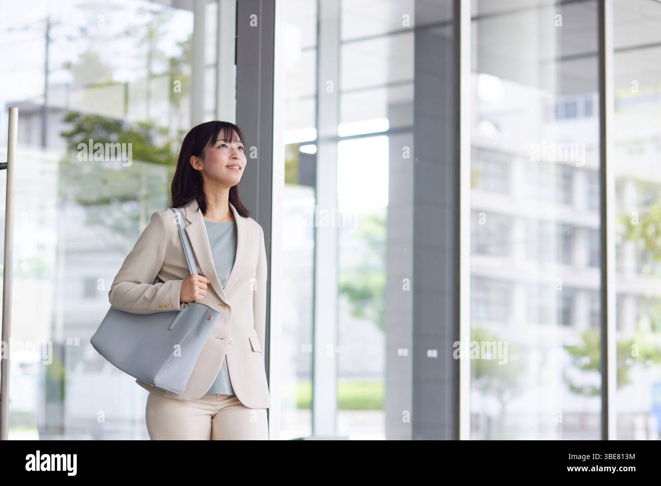 Japanische Geschäftsfrau verlässt das Büro Stockfoto