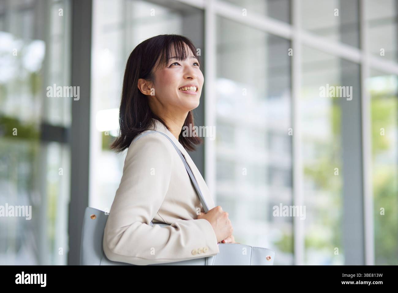 Japanische Geschäftsfrau geht aus dem Büro Stockfoto