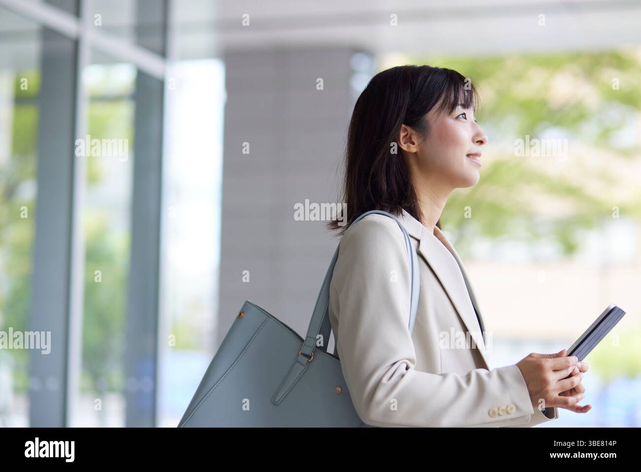 Japanische Geschäftsfrau verlässt das Büro Stockfoto