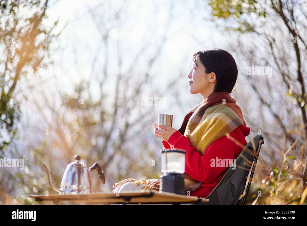 Japanerin genießt im Winter die Natur mit einer Tasse Kaffee in den Bergen Stockfoto
