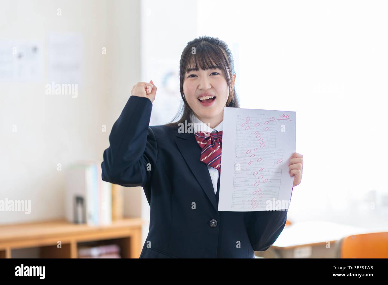 Highschool-Schüler mit Test mit perfekter Punktzahl Stockfoto