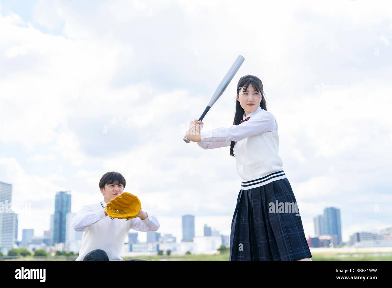High-School-Schüler hält einen Fledermaus hoch Stockfoto