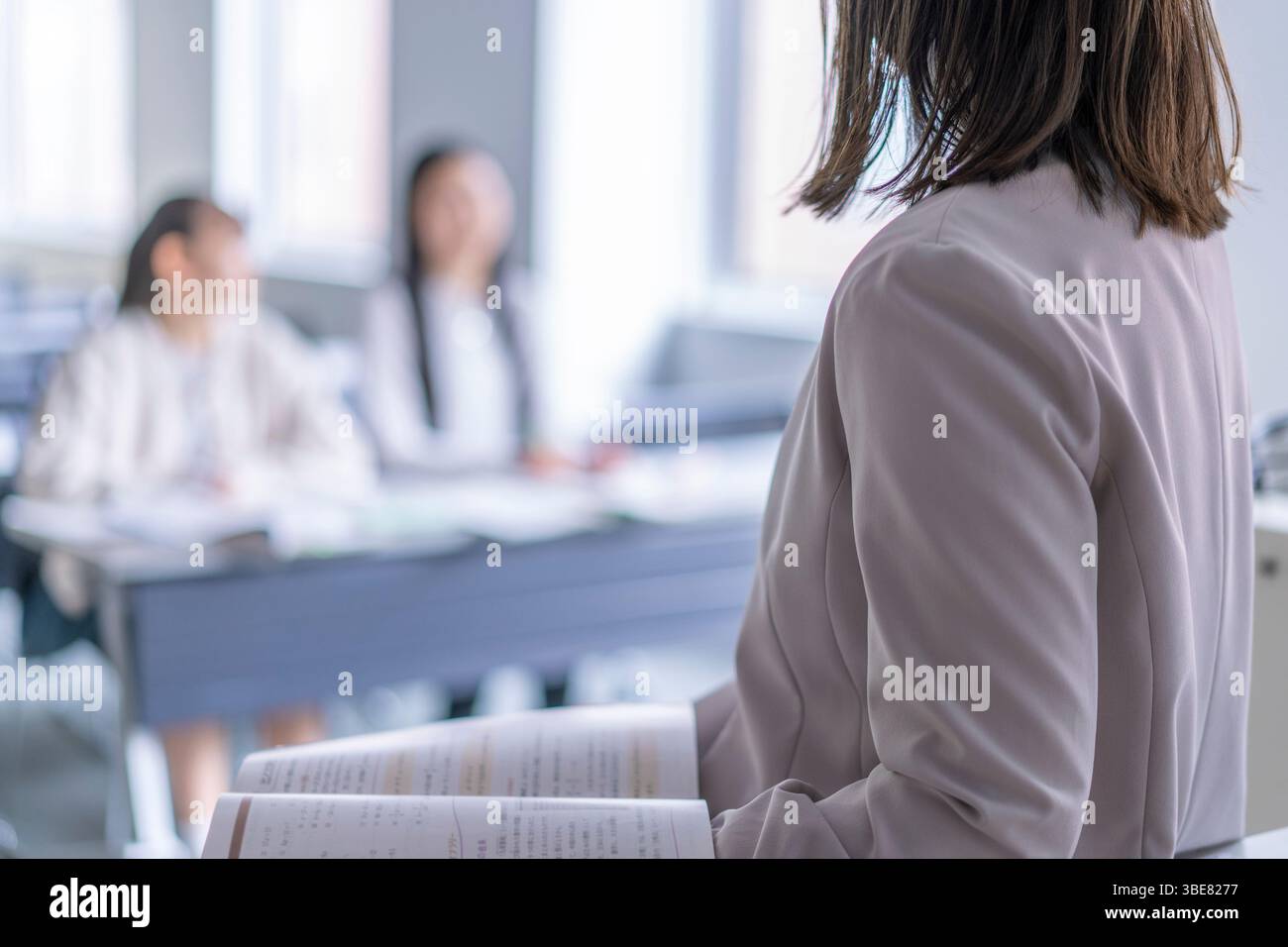 Rückansicht eines Lehrers an einer Cram-Schule Stockfoto