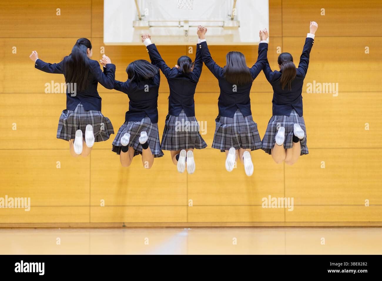 Highschool-Schüler springen Stockfoto