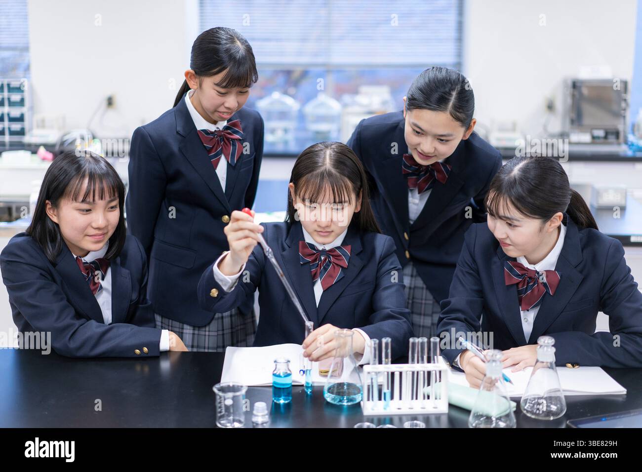 Studenten, die experimentieren Stockfoto