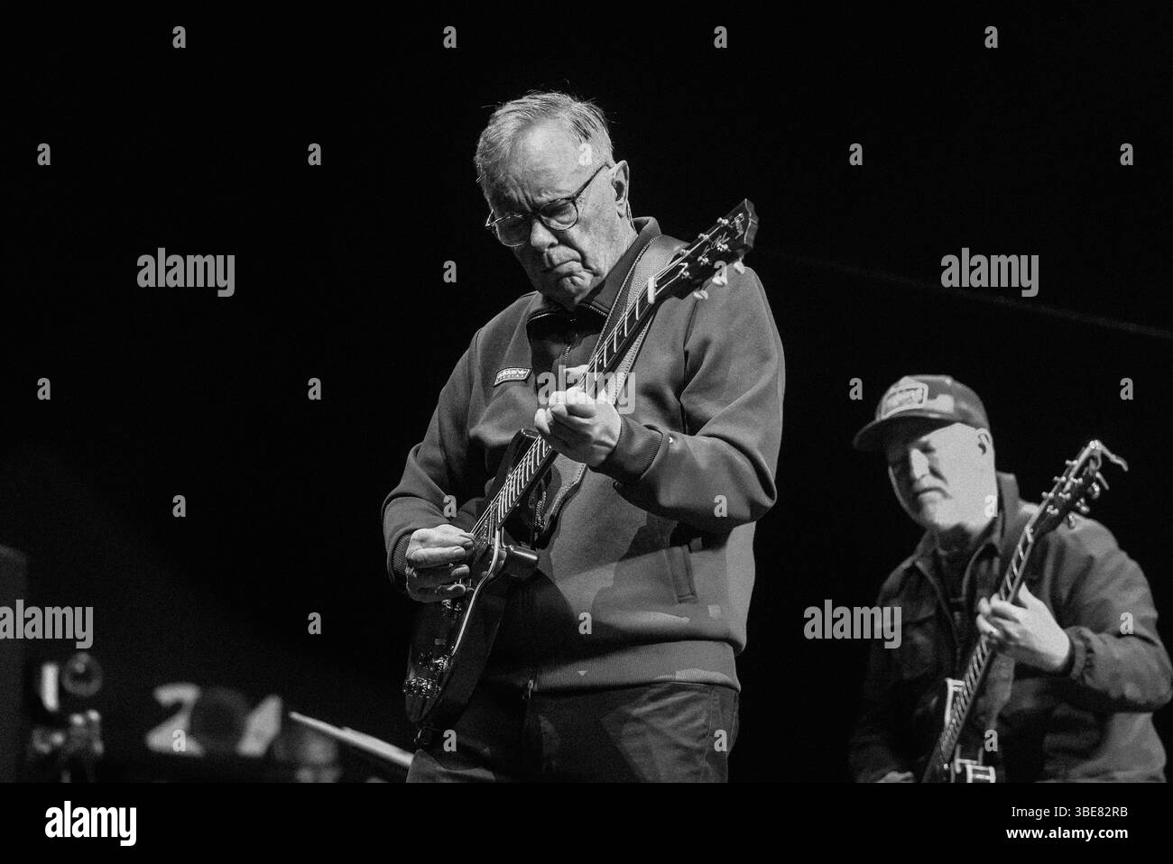 Pasadena, CA: 17. Mai: New Order beim CRUEL WORLD FESTIVAL am 17. Mai 2025 im Brookside Park at the Rosebowl in Pasadena, CA Credit: Kevin Estrada / MediaPunch Stockfoto