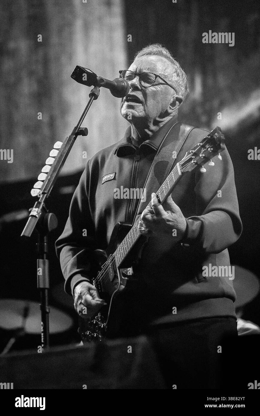 Pasadena, CA: 17. Mai: New Order beim CRUEL WORLD FESTIVAL am 17. Mai 2025 im Brookside Park at the Rosebowl in Pasadena, CA Credit: Kevin Estrada / MediaPunch Stockfoto