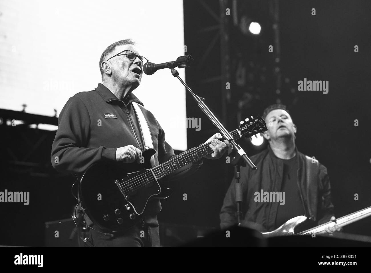 Pasadena, CA: 17. Mai: New Order beim CRUEL WORLD FESTIVAL am 17. Mai 2025 im Brookside Park at the Rosebowl in Pasadena, CA Credit: Kevin Estrada / MediaPunch Stockfoto