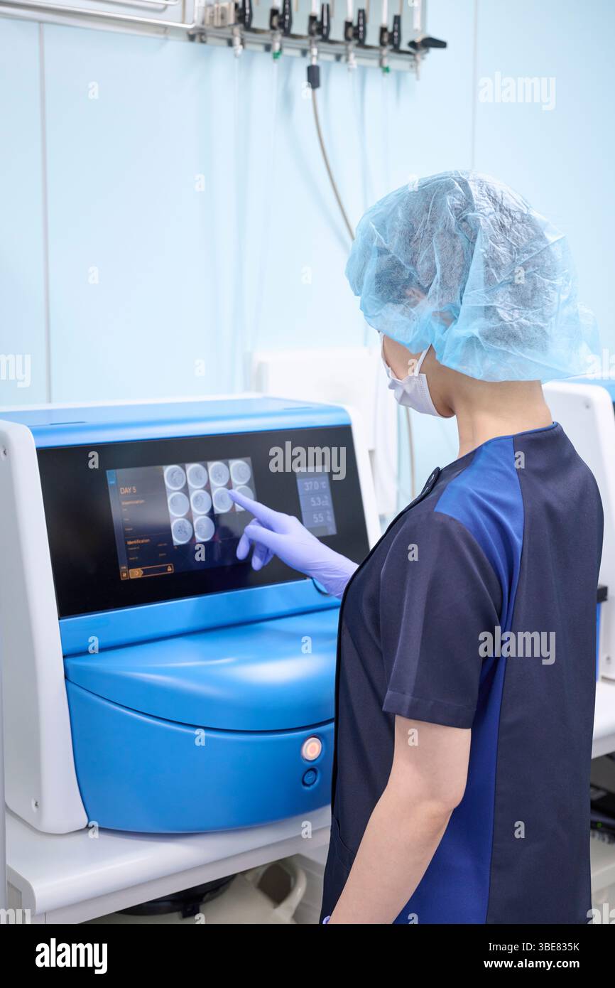 Ein Embryologe beobachtet ein befruchtetes Ei im Brutschrank. Stockfoto