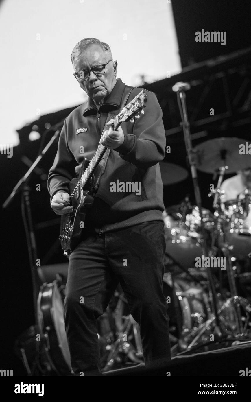 Pasadena, CA: 17. Mai: New Order beim CRUEL WORLD FESTIVAL am 17. Mai 2025 im Brookside Park at the Rosebowl in Pasadena, CA Credit: Kevin Estrada / MediaPunch Stockfoto