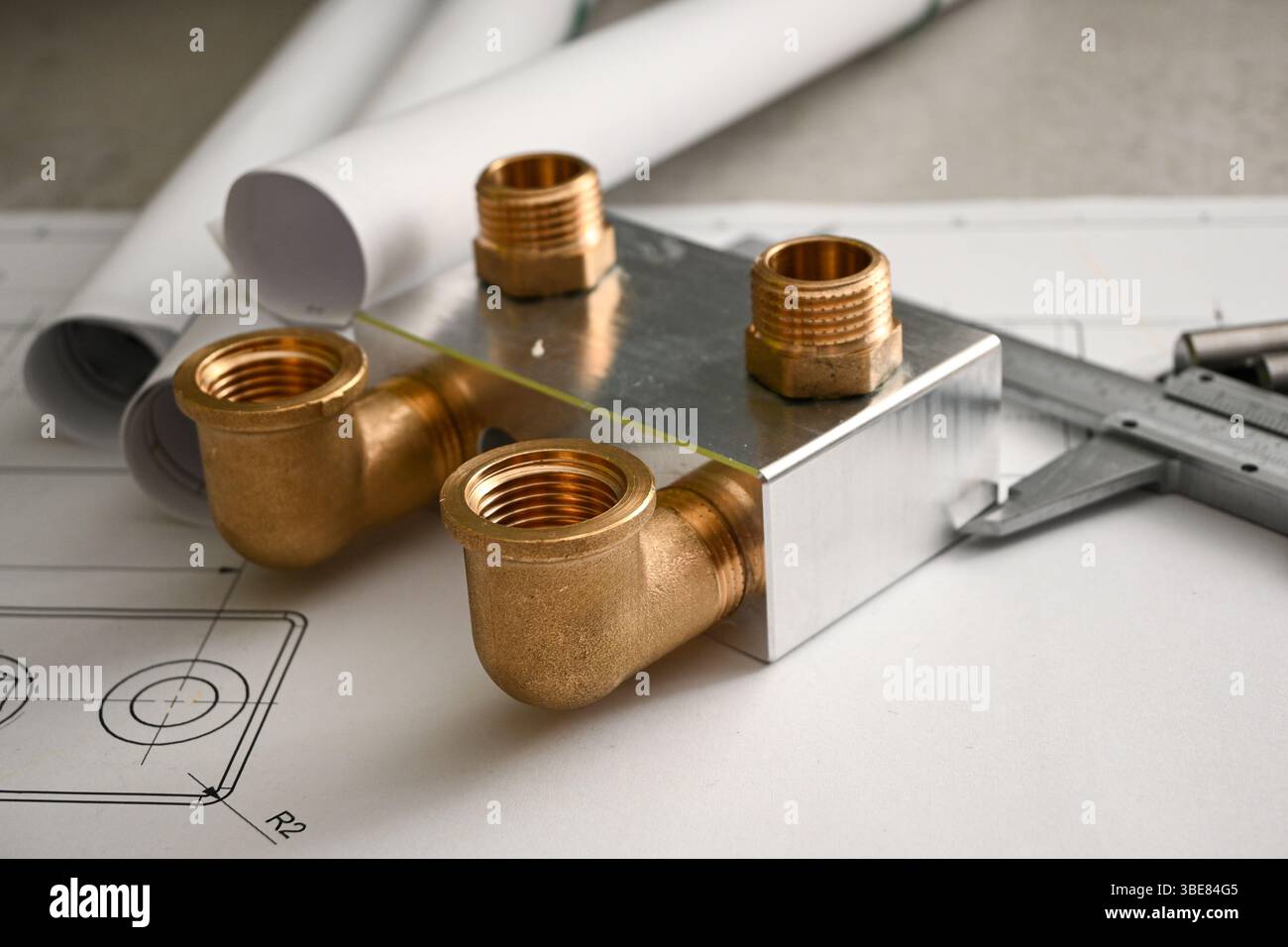 Messingrohrverteiler, der auf einem Wasserversorgungssystem neben einem Messschieber verlegt wird, zeigt das technische Design. Stockfoto