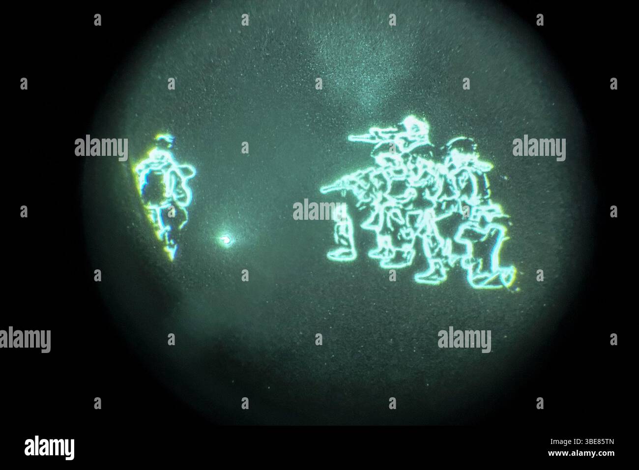 Camp Stanley, Südkorea. Mai 2025. US-Marines mit 2. Bataillon, 23. Marines, vorwärtseingesetzt mit 4. Marine-Regiment, 3. Marine-Division im Rahmen des Unit Deployment Program, räumen Räume während eines Angriffs auf einen unterirdischen Tunnel mit Soldaten der US-Armee mit dem 23. Chemical Bataillon während des gemeinsamen chemischen, biologischen, radiologischen und nuklearen Verteidigungstrainings während der Korea Viper 25,4 im Camp Stanley, Südkorea, 20. Mai 2025. Korea Viper ist eine wiederkehrende Übungsserie, die die Fähigkeit der Republik Korea und des US Marine Corps demonstriert, in der Region entschieden zu reagieren Stockfoto