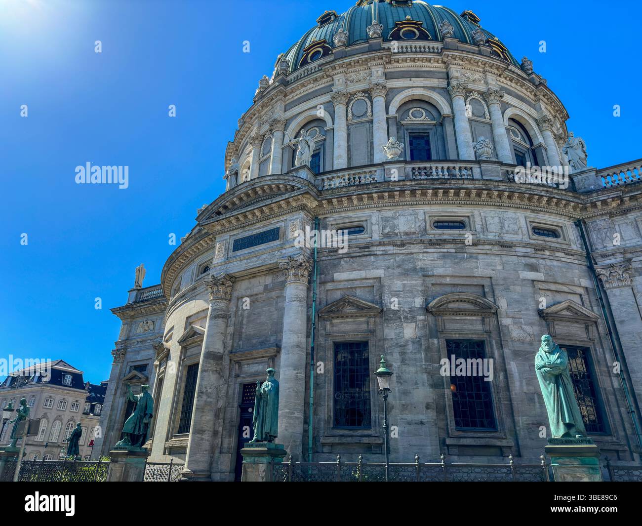 Marmorkirche (Frederikskirche) in Kopenhagen – Barocke Kuppel als Wahrzeichen Dänemarks - Smartphone-aufgenommenes Stockfoto