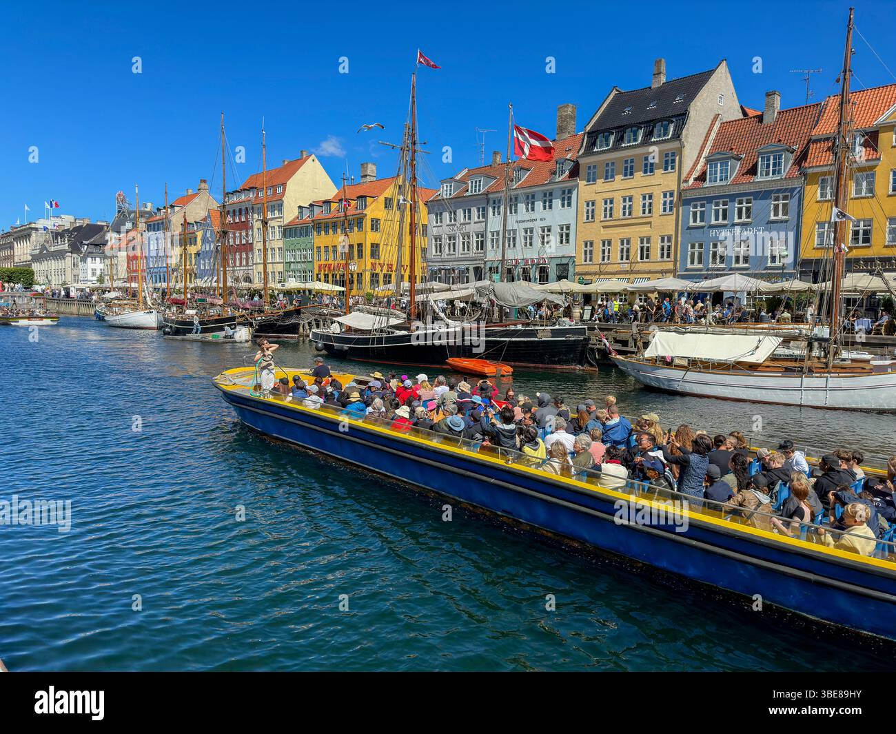 Bunte Häuser und Segelboote am Nyhavn-Kanal in Kopenhagen, Dänemark - Smartphone-aufgenommenes Stockfoto