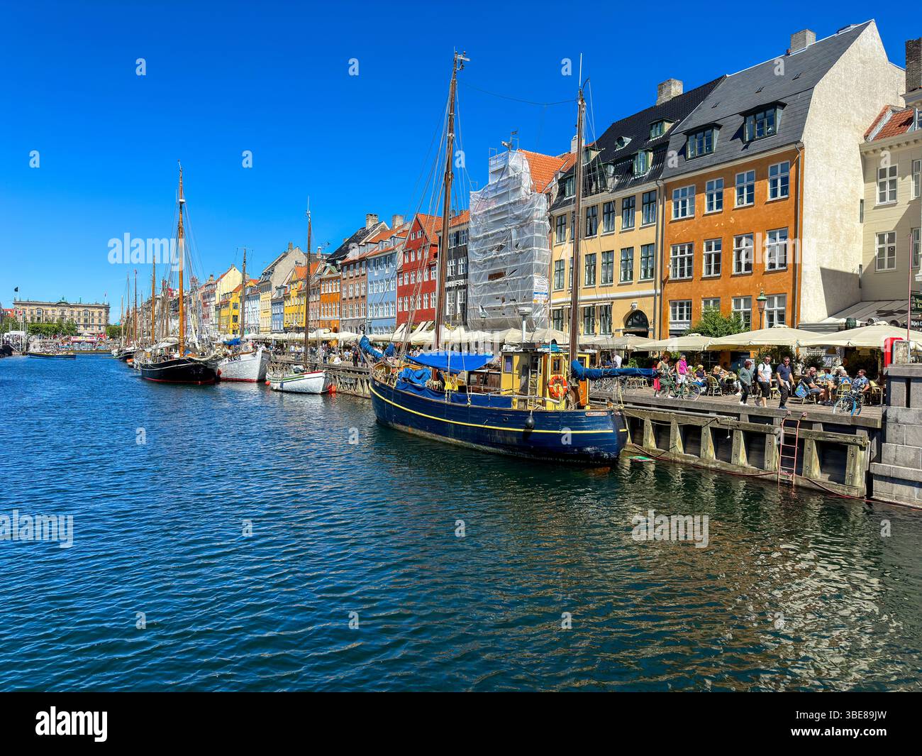 Bunte Häuser und Segelboote am Nyhavn-Kanal in Kopenhagen, Dänemark - Smartphone-aufgenommenes Stockfoto