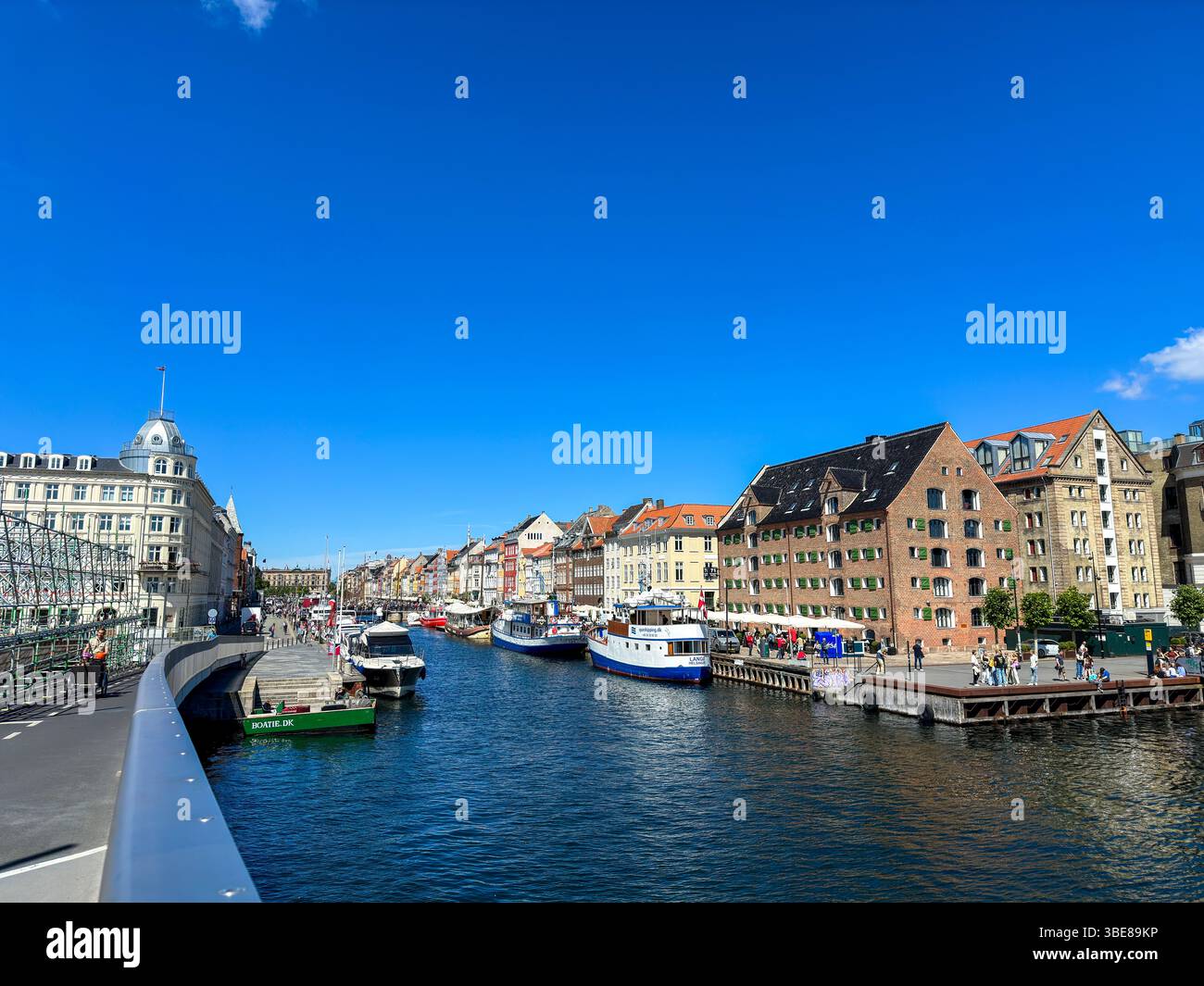 Bunte Häuser und Segelboote am Nyhavn-Kanal in Kopenhagen, Dänemark - Smartphone-aufgenommenes Stockfoto