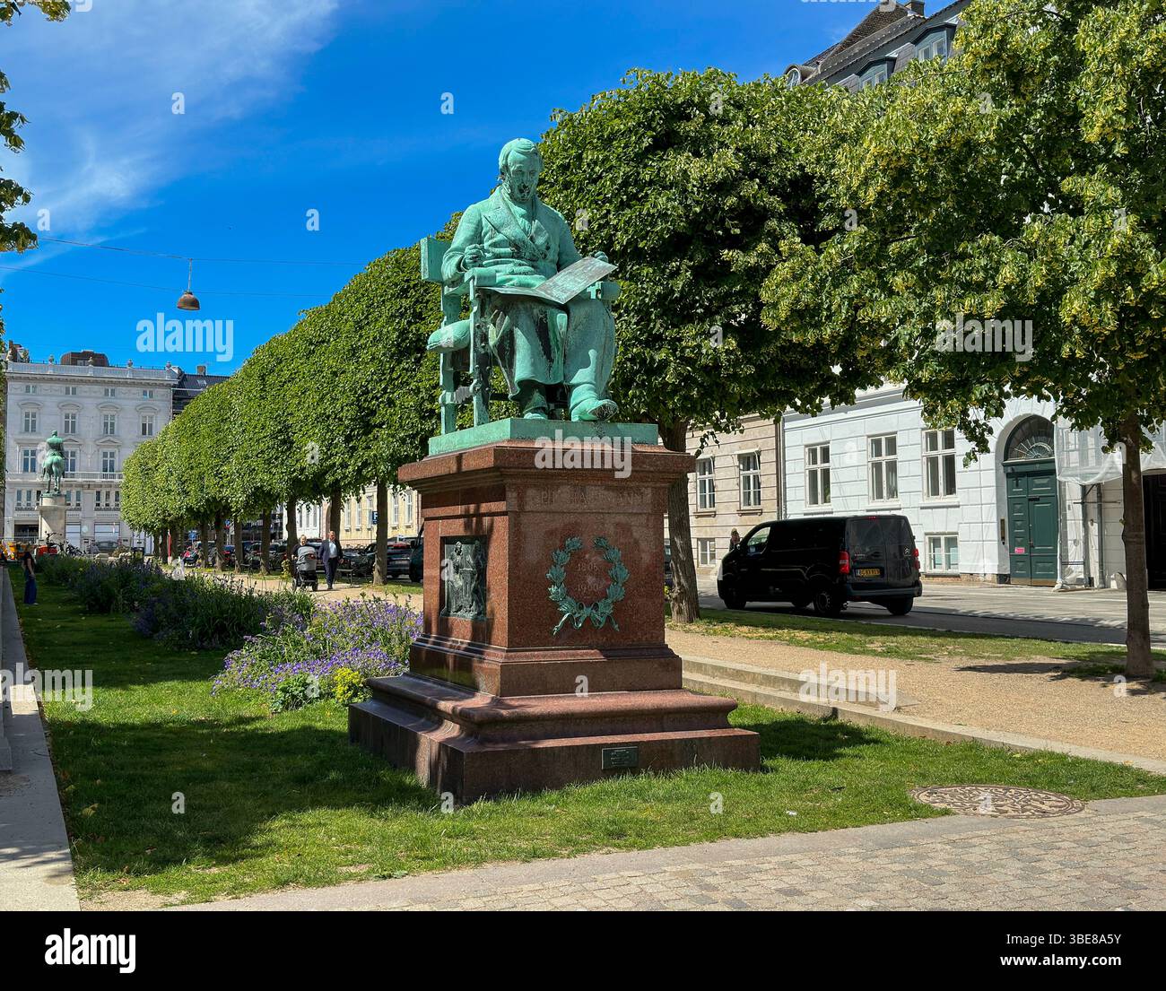 Hans Christian Andersen Statue im Königlichen Garten an einem Sommertag in Kopenhagen, Dänemark - Smartphone-aufgenommenes Stockfoto