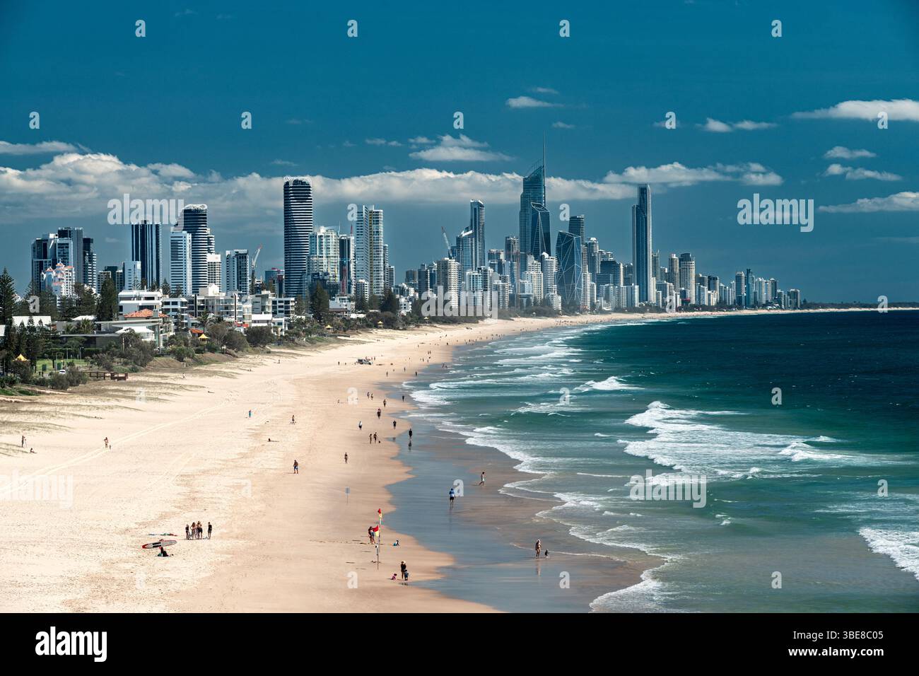 Blick aus der Vogelperspektive auf einen Gold Coast Strand mit seiner berühmten Skyline. Stockfoto