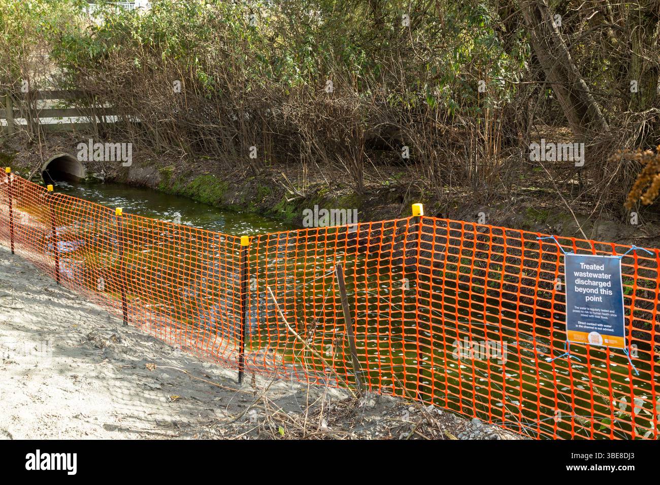 Das Abwasser aus der Kläranlage Queenstown wird direkt in den Shotover River in Queenstown, Otago, Neuseeland, eingeleitet Stockfoto