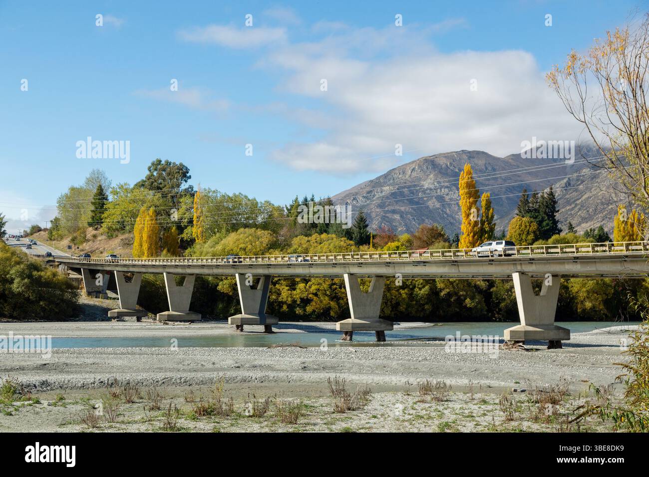 Die Shotover Bridge, die den Verkehr auf dem State Highway 6 in Queenstown, Neuseeland, führt Stockfoto