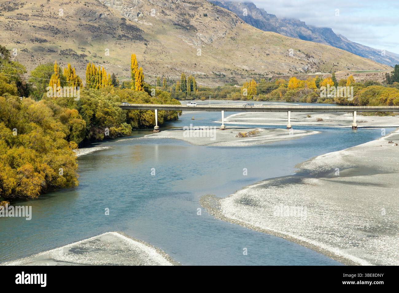 Die Shotover Bridge, die den Verkehr auf dem State Highway 6 in Queenstown, Neuseeland, führt Stockfoto