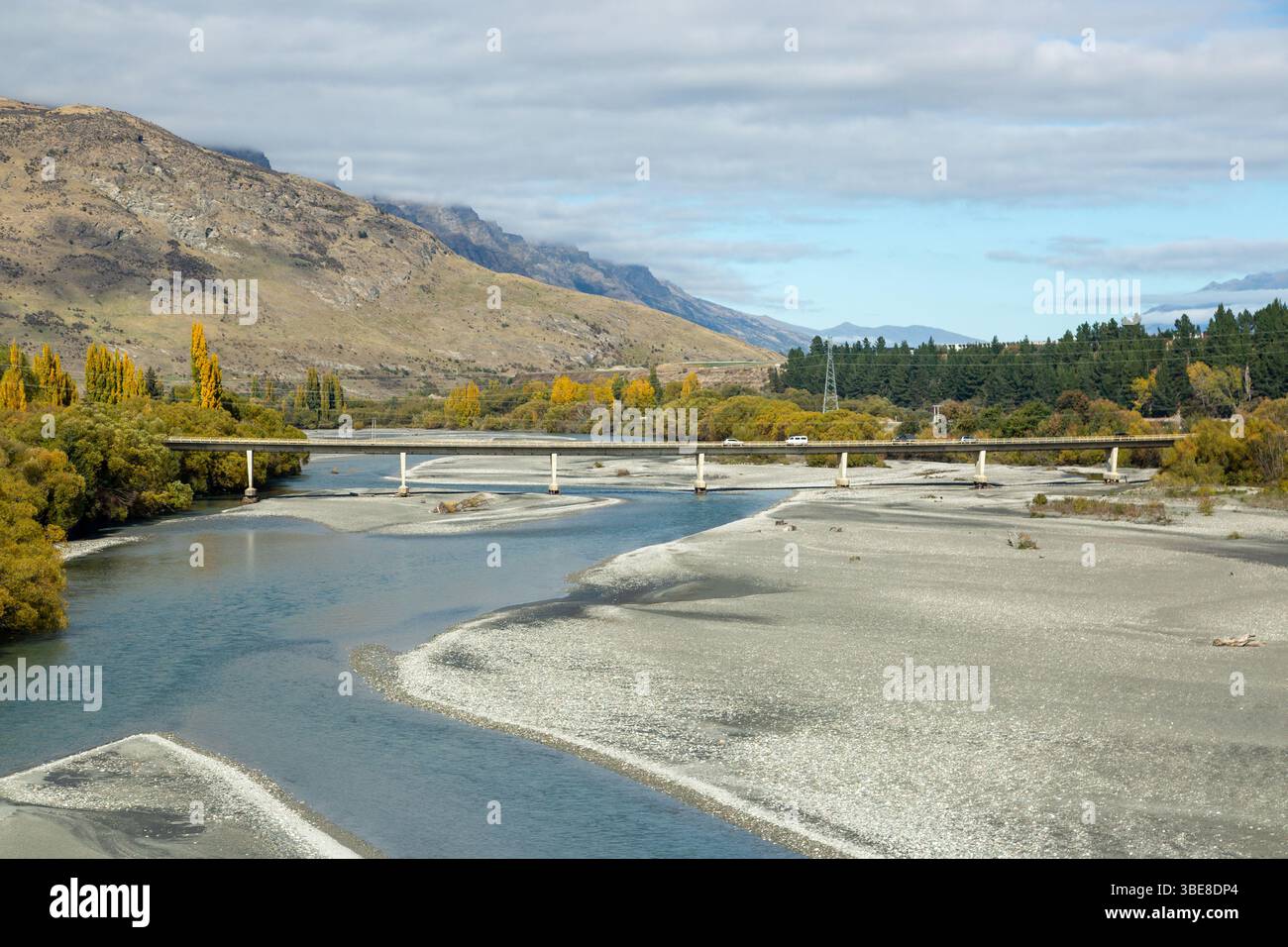 Die Shotover Bridge, die den Verkehr auf dem State Highway 6 in Queenstown, Neuseeland, führt Stockfoto