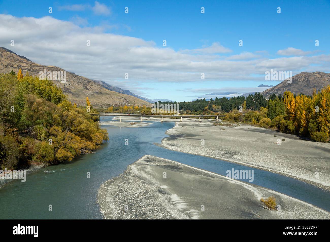 Die Shotover Bridge, die den Verkehr auf dem State Highway 6 in Queenstown, Neuseeland, führt Stockfoto